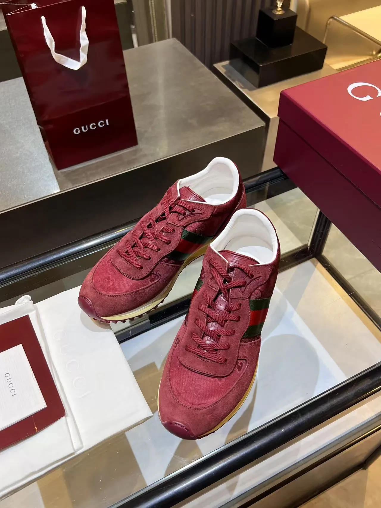 [G Home] P: 660💰 Men's Size: 40-44 (45 customized) Gucci Gucci Top version Latest catwalk style Re-Motion series Thick-soled casual sneakers Original purchase development and production This sneaker has a detachable and adjustable ankle strap, adding a dynamic item to the 2025 spring and summer series. The light and flexible outsole has been specially treated and is filled with a strong retro style. Exquisitely packaged at the delivery counter🛍📦 ▪️Fabric: Original customized imported first-layer cowhide ▪️Inner lining: Original customized breathable mesh ▪️Sole: Original molded TPU material ▪️Sole thickness: 3.5CM